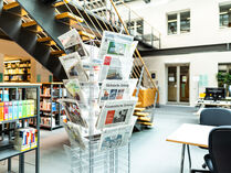 Zeitungsständer in der Bibliothek
