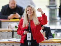 Abgeordnete Susanne Schaper steht für eine Zwischenfrage am Saalmikrofon