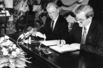 Feierliche Unterzeichnung der neuen Landesverfassung durch den damaligen Landtagspräsidenten Erich Iltgen (r.) und den ersten Ministerpräsidenten Prof. Dr. Kurt Biedenkopf am 27. Mai 1992 im Haus der Kirche