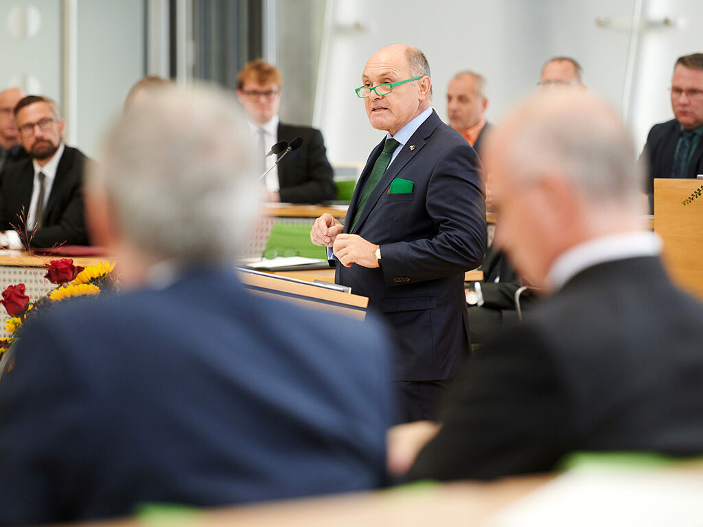 Wolfgang Sobotka, Präsident des Nationalrates Österreich, am Rednerpult im Plenarsaal