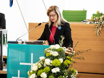 Andrea Dombois, Vorsitzende des Landesverbandes Sachsen des Volksbundes Deutscher Kriegsgräberfürsorge, spricht am Rednerpult