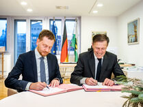 Ministerpräsident Michael Kretschmer und Landtagspräsident Dr. Matthias Rößler unterzeichnen das Haushaltsgesetz
