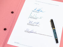 Mappe mit Unterschriften, Haushaltsunterzeichnung