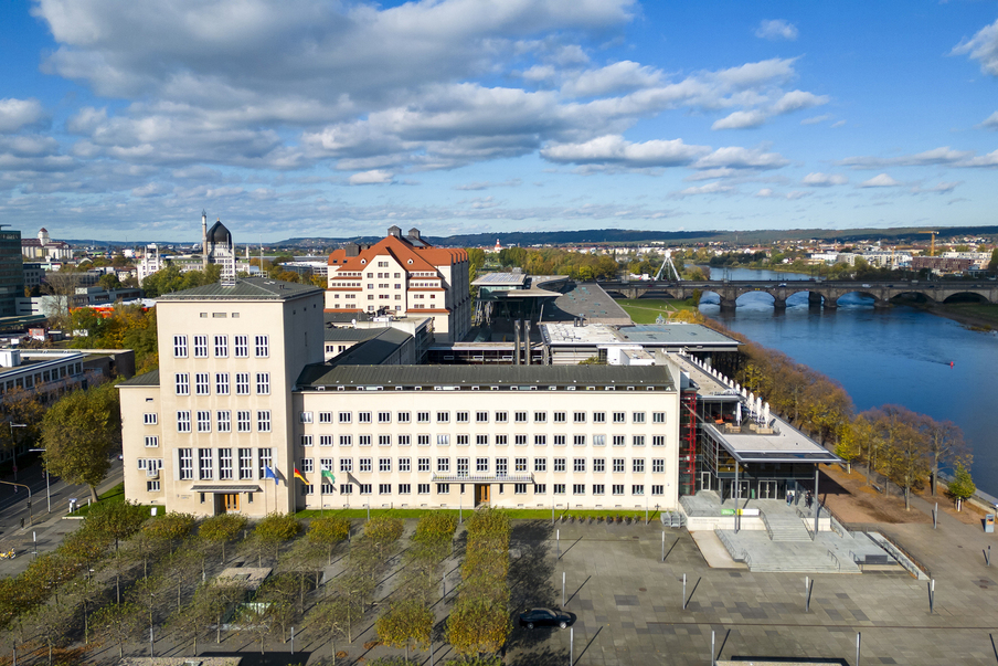 Eine Luftaufnahme zeigt das Landtagsgebäude von oben.