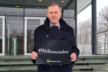 Landtagspräsident Dr. Matthias Rößler steht vor dem Landtag und hält das Schild 