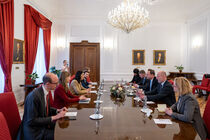 Landtagspräsident Alexander Dierks im Gespräch mit  der Vorsitzenden des tschechischen Abgeordnetenhauses, Markéta Pekarová Adamová, und weiteren Teilnehmern.