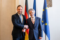 Landtagspräsident Alexander Dierks steht mit dem Vorsitzenden des tschechischen Senats, Dr. Miloš Vystrčil, vor Fahnen.
