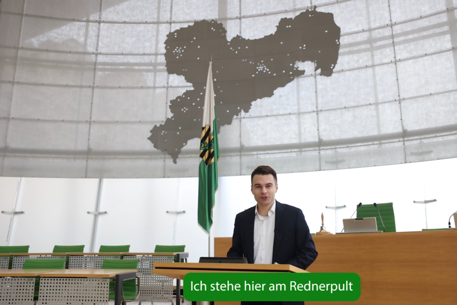 Benno am Rednerpult im Plenarsaal