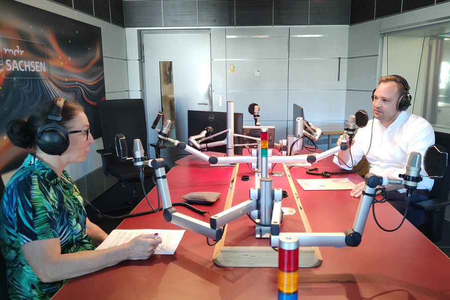 Landtagspräsident Alexander Dierks mit MDR-Sachsen Politikchefin Uta Deckow bei der Aufzeichnung des Podcast im Landesfunkhaus Dresden