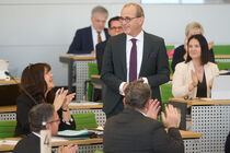 Abgeordneten applaudieren Martin Modschielder nach seiner Wahl im Plenum.