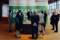 Führung der Delegation duch den Landtagsneubau