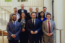 Gruppenbild des Landtagspräsidenten mit der US-Delegation im Altbaufoyer auf einer Treppe