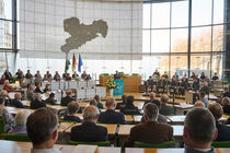 Gäste verrfolgen im vollbesetzten Plenarsaal die zentrale Gedenkstunde Sachsens zum Volkstrauertag 2025.