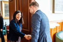 Landtagspräsident Alexander Dierks begrüßt US-Generalkonsulin Jodi Breisler.