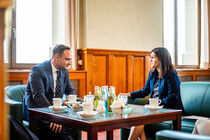 Landtagspräsident Alexander Dierks im Gespräch mit US-Generalkonsulin Jodi Breisler.