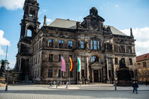 Ständehaus von außen mit Beflaggung und blauem Himmel