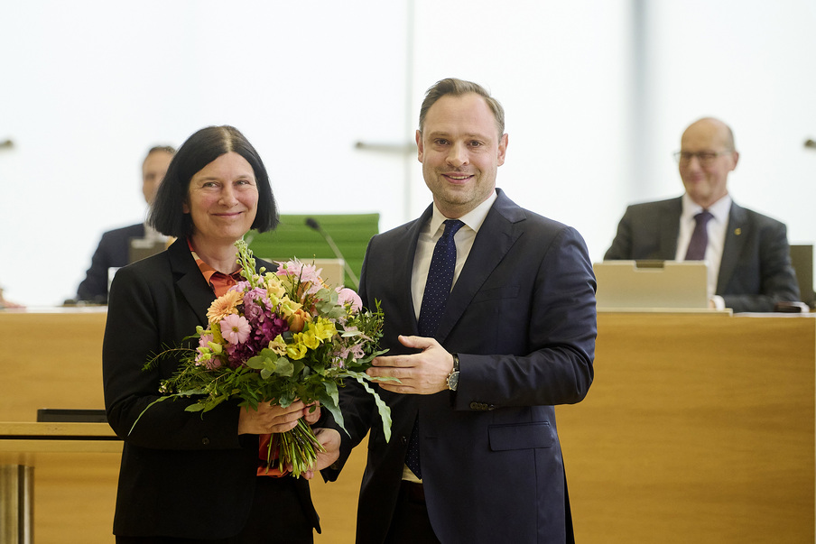 Landesbeauftragte Dr. Nancy Aris nach der Wahl im Plenum mit Landtagspräsident Alexander Dierks und Blumen