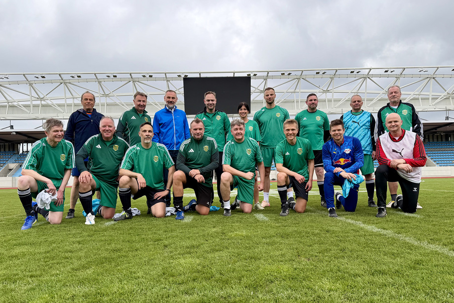 Gruppenbild des FC Landtag mit Dominik Kaiser im Heinz-Steyer-Stadion Dresden