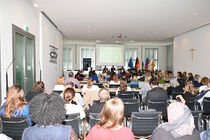 Zahlreiche Teilnehmerinnen und Teilnehmer tauschten sich im Parlament beim Netzwerktreffen aus.