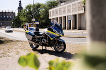 Polizeimotorrad steht am Terrassenufer.