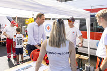 Landtagspräsident Alexander Dierks im Gespräch mit der Wasserwacht