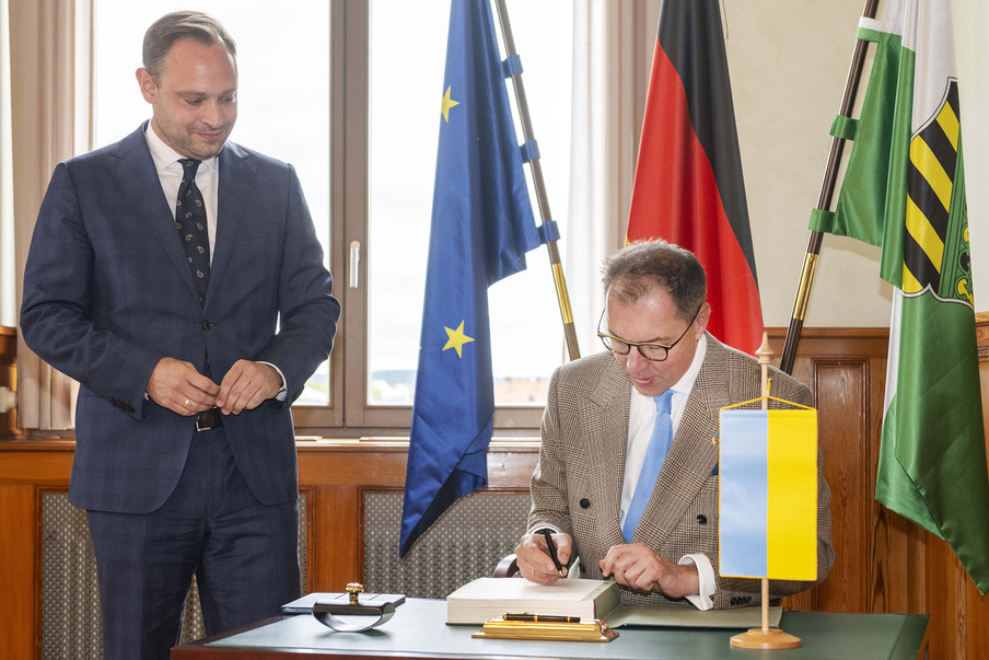 Landtagspräsident Alexander Dierks mit Oleksii Makeiev, Botschafter der Ukraine in Deutschland, beim Gästebucheintrag