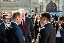 Landtagspräsident Alexander Dierks begrüßt den mongolischen Staatspräsidenten vor dem Ständehaus.