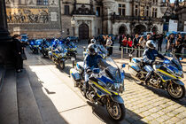 Vorfahrt mit Kradstaffel vor dem Ständehaus