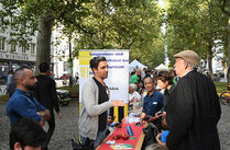 Geert Mackenroth spricht mit Vertretern des Dresdner Migrantenbeirates. 