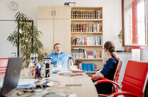 Claudia Maicher im Gespräch mit Dr. Jens Blecher, Direktor des Universitätsarchivs Leipzig in einem Büro