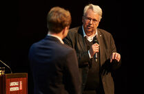 Geert Mackenroth im Gespräch mit Moderator Cornelius Pollmer