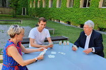 Geert Mackenroth mit ehemaligen Beschäftigten beim Skatspielen im Innenhof des Landtags