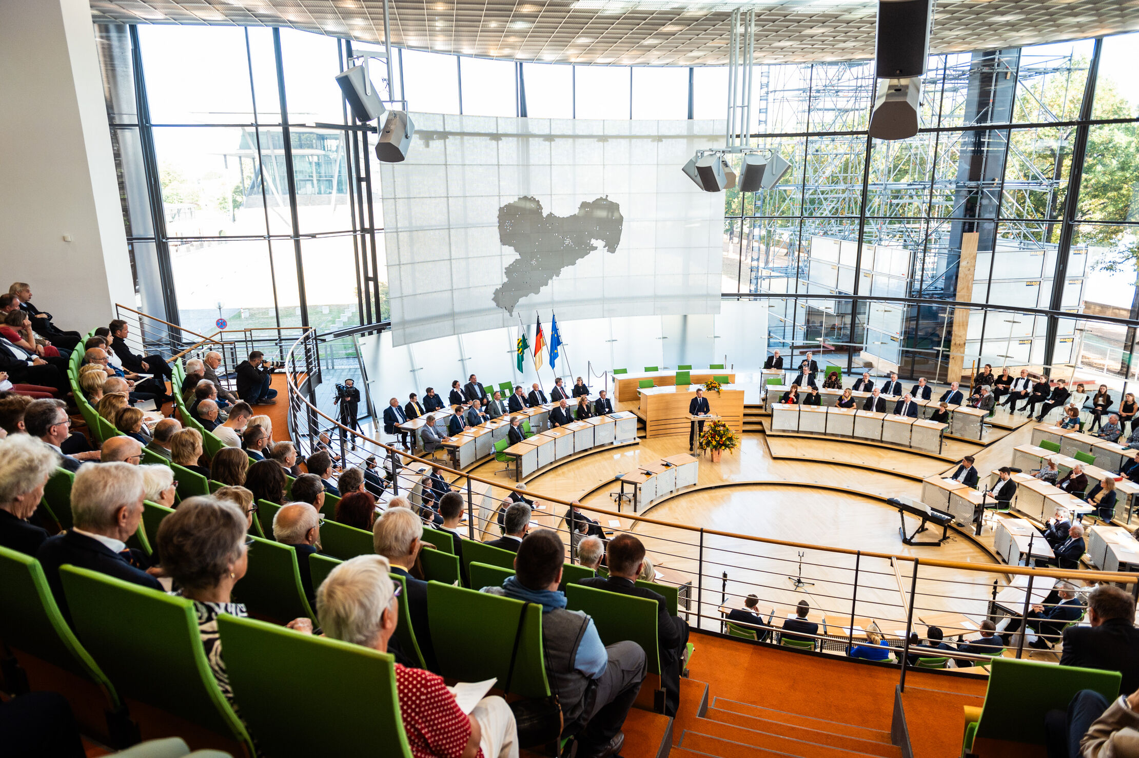 Plenarsaal von oben mit Gästen auf den Rängen. Sprecher ist Ministerpräsident Michael Kretschmer.