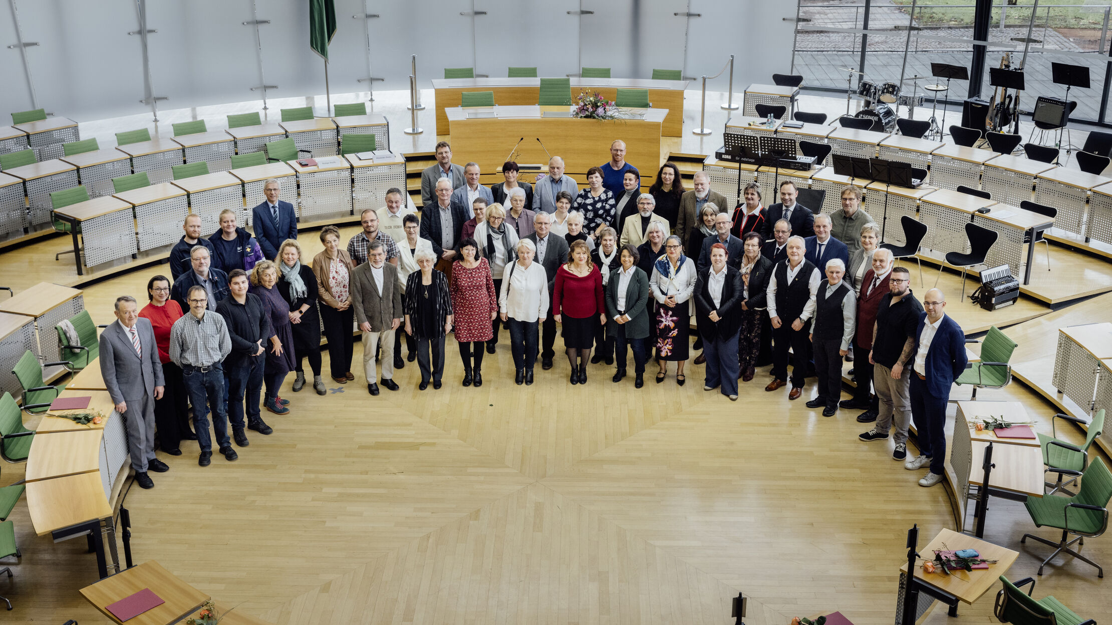 Gruppenbild der Ehrenamtlichen mit Landtagspräsidenten Alexander Dierks