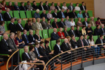 Blick auf die Besuchertribüne des Sächsischen Landtags, von der aus viele Gäste an der Feierstunde teilnehmen 