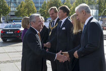 Bundespräsident Joachim Gauck wird von Ministerpräsident Stanislaw Tillich begrüßt 