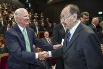 Der ehemalige US-Außenminister James A. Baker begrüßt den ehemaligen deutschen Außenminister Hans-Dietrich Genscher beim Festakt 