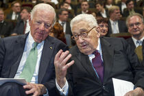 Der ehemalige US-Außenminister, James A. Baker spricht mit dem ehemaligen US-Außenminister und Friedensnobelpreisträger Henry Kissinger 