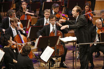 Das Gewandhausorchester wird von Riccardo Chailly dirigiert und begleitet den Festakt musikalisch 
