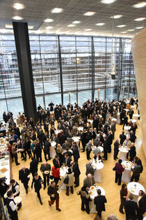 Blick auf die gut gefüllte Lobby vor dem Plenarsaal zum Empfang, der zu Gesprächen einlud 