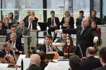 Michael Hurshell, künstlerischer Leiter der Neuen Jüdischen Kammerphilharmonie Dresden (NJK) begleitet die Veranstaltung musikalisch 
