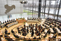 Blick von der Besuchertribüne des Landtags auf den Plenarsaal zur Gedenkstunde 