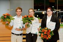 Die Gewinner des Jugend-Redeforums 2016 können sich über eine Urkunde und einen Blumenstrauß freuen 