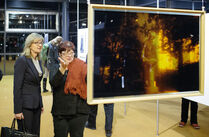 Vizepräsidentin Andrea Dombois und Kuratorin Karin Weber beim Rundgang durch die Ausstellung
