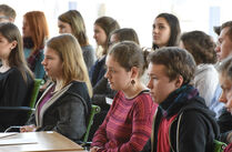 Unter den Gästen waren auch Schülerinnen und Schüler des St.-Benno-Gymnasiums sowie des Gymnasiums Bürgerwiese aus Dresden.