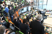 Zahlreiche Besucher und Medienvertreter verfolgten die Wahl im Plenarsaal.