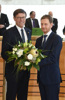 Landtagspräsident Dr. Matthias Rößler gratulierte als erster dem neuen Ministerpräsidenten Michael Kretschmer.