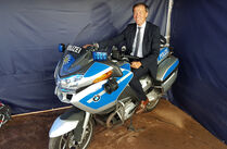 Dr. Rößler auf einem Polizeimotorrad