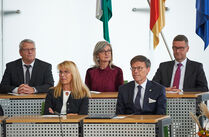 Reihe 1: Landtagspräsident Dr. Matthias Rößler mit Frau, Reihe 2: Vizepräsident Horst Wehner, Vizepräsidentin Andrea Dombois und Mann