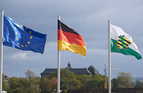 Beflaggung vor dem Landtag: Europa, Deutschland, Sachsen